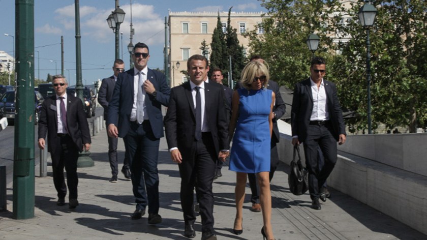 Πανδαιμόνιο στο κέντρο της Αθήνας με τη βόλτα του ζεύγους Μακρόν – Έβγαλαν selfies με τον κόσμο – ΦΩΤΟ