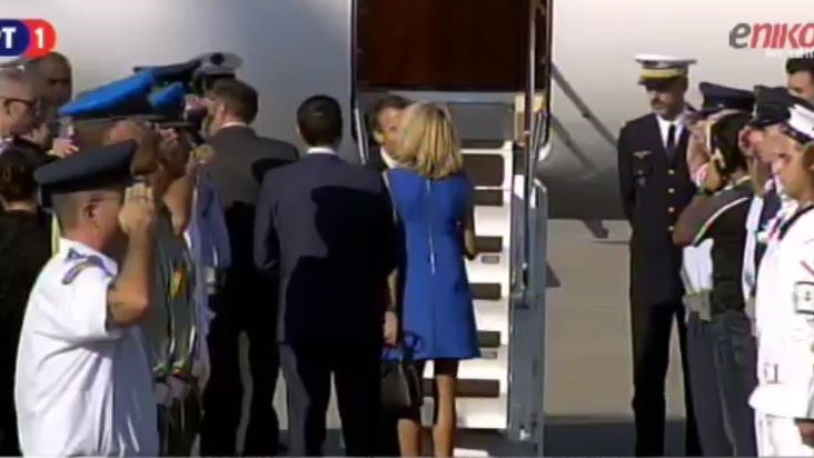Έφυγαν με διαφορετικά αεροσκάφη ο Εμανουέλ Μακρόν και η σύζυγός του – Το φιλί που αντάλλαξαν – ΒΙΝΤΕΟ