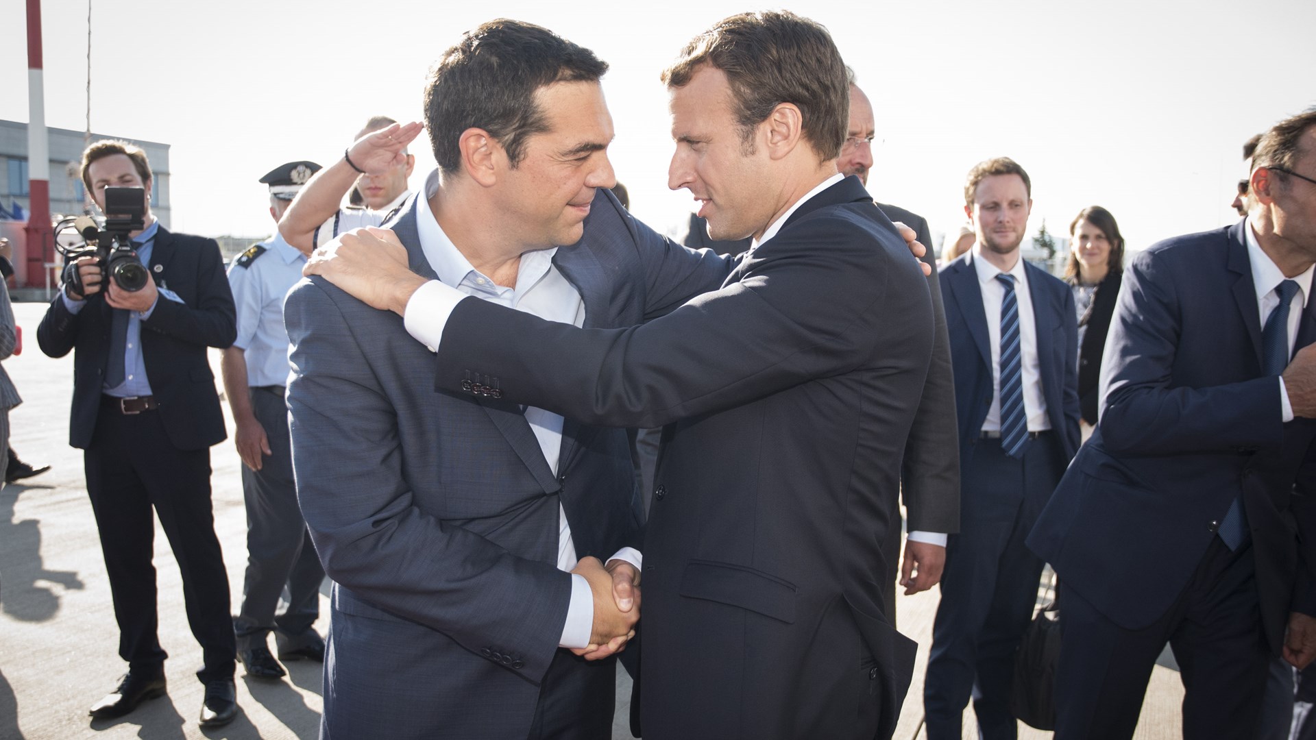 Έτσι αποχαιρέτησε ο Τσίπρας το ζεύγος Μακρόν – Ο διάλογος στο αεροδρόμιο – ΒΙΝΤΕΟ – ΦΩΤΟ