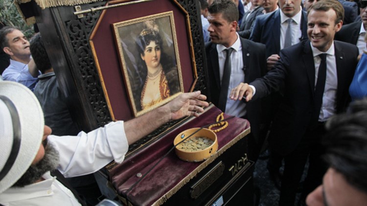 Υποδοχή ροκ σταρ για το ζεύγος Μακρόν στην Ερμού – Η λατέρνα που τους εντυπωσίασε – ΒΙΝΤΕΟ