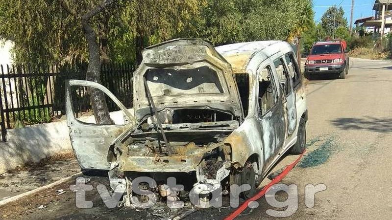 Αυτοκίνητο τυλίχθηκε στις φλόγες στη Μαλεσίνα – ΦΩΤΟ