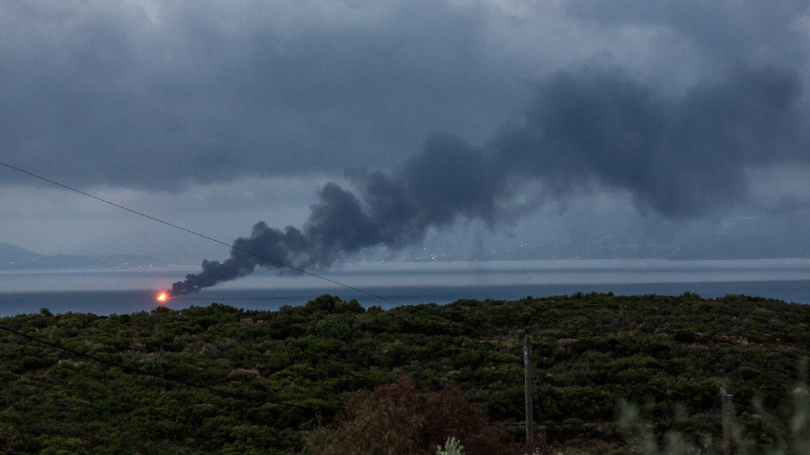 Οι πρώτες εικόνες από τη φλεγόμενη θαλαμηγό – Σώοι οι επτά επιβάτες – ΦΩΤΟ