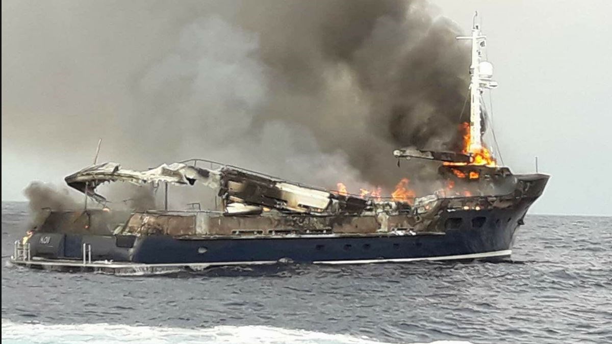 Συγκλονιστική εικόνα από τη φλεγόμενη θαλαμηγό – ΦΩΤΟ