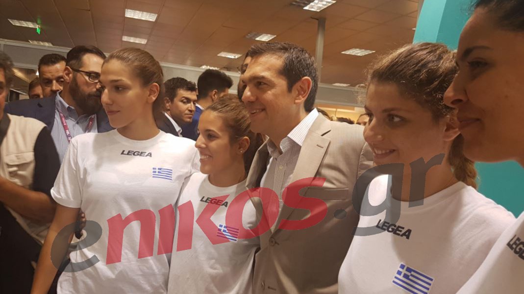 ΟΙ ΦΩΤΟ του Τσίπρα με τα κορίτσια της τεχνικής κολύμβησης