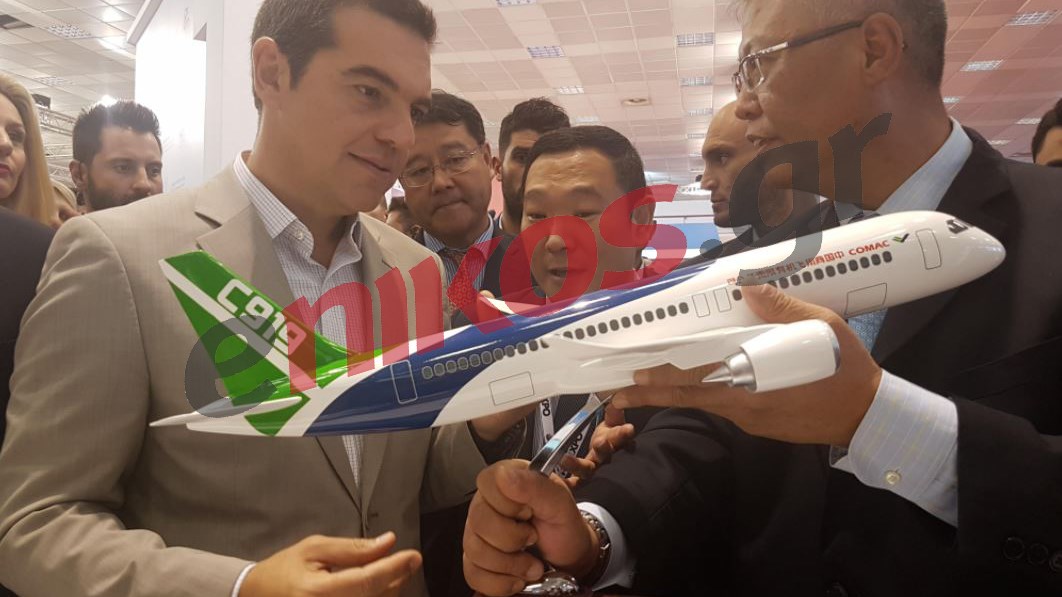 Το συμβολικό δώρο στον Πρωθυπουργό και το σχόλιό του για την οικονομία – ΦΩΤΟ