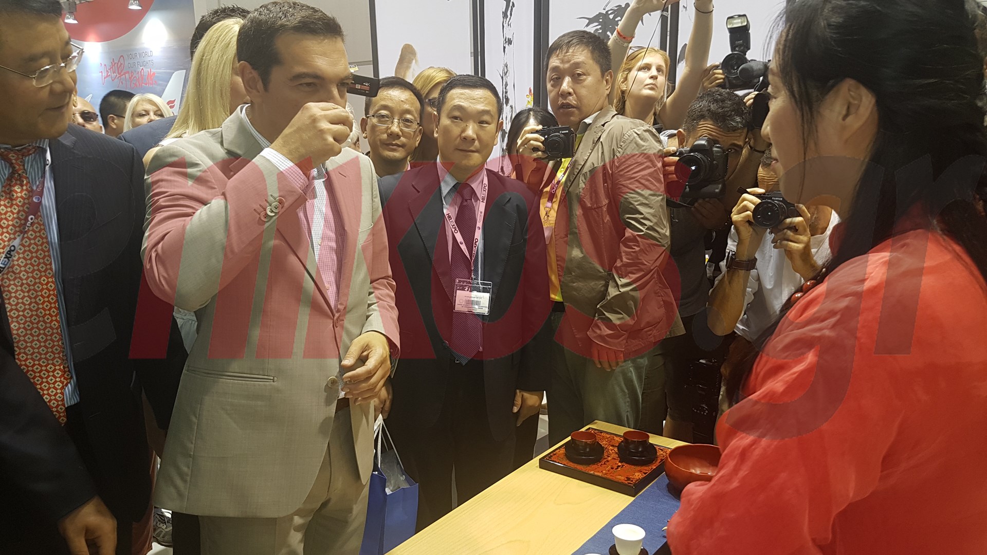 Ο Τσίπρας δοκίμασε τσάι στο περίπτερο της Κίνας στη ΔΕΘ – ΦΩΤΟ