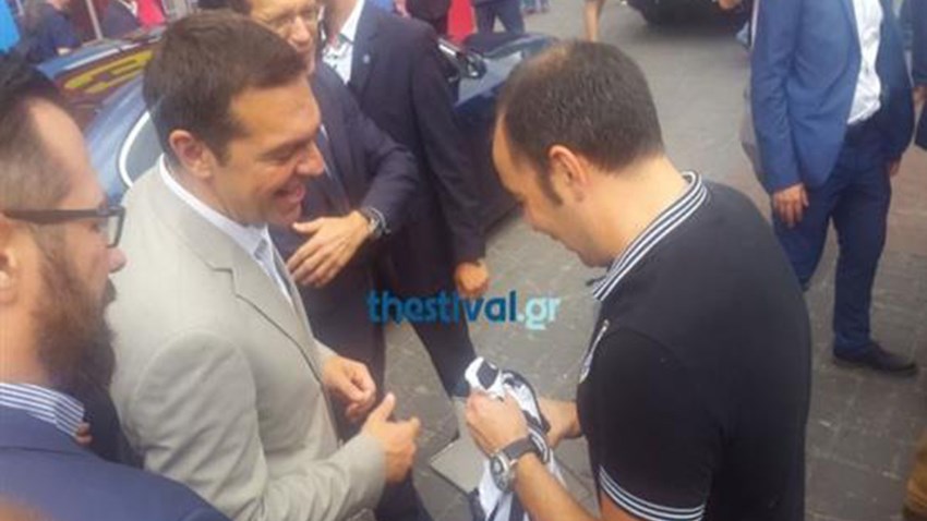 Δώρισαν φανέλα του ΠΑΟΚ στον Αλέξη Τσίπρα – ΒΙΝΤΕΟ