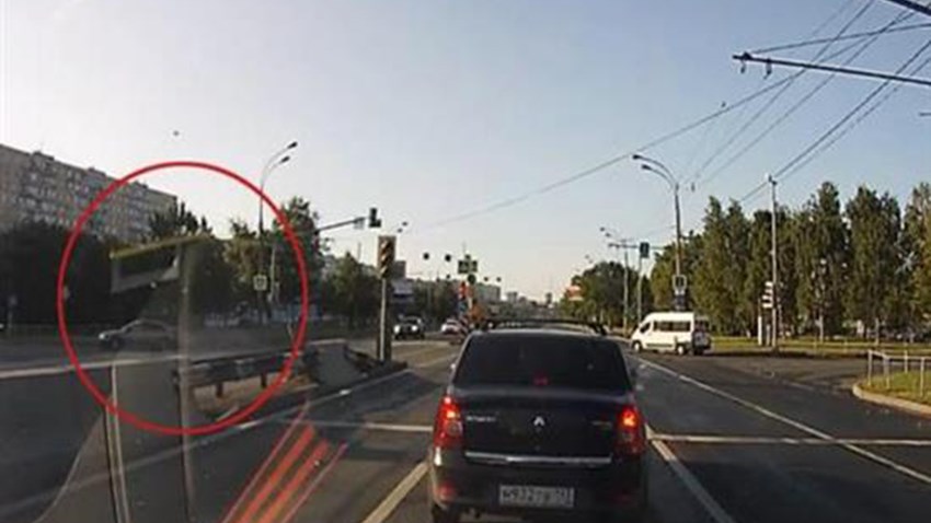 Ρωσία: Αυτοκίνητο χτυπά μάνα και κόρη ενώ διασχίζουν τον δρόμο – Σοκαριστικό ΒΙΝΤΕΟ