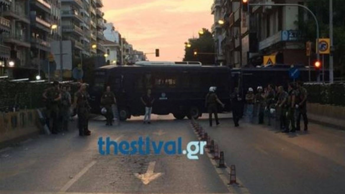 Φραγμός των ΜΑΤ στην Εγνατία – Κατέβηκαν την Αγ. Σοφίας οι αντιεξουσιαστές