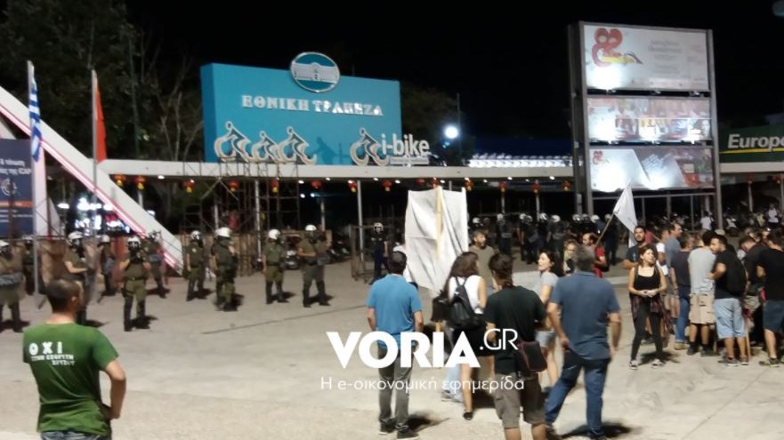 Ένταση και χημικά στη ΔΕΘ – Κουκουλοφόροι επιχείρησαν να εισβάλουν στο Βελλίδειο – ΒΙΝΤΕΟ