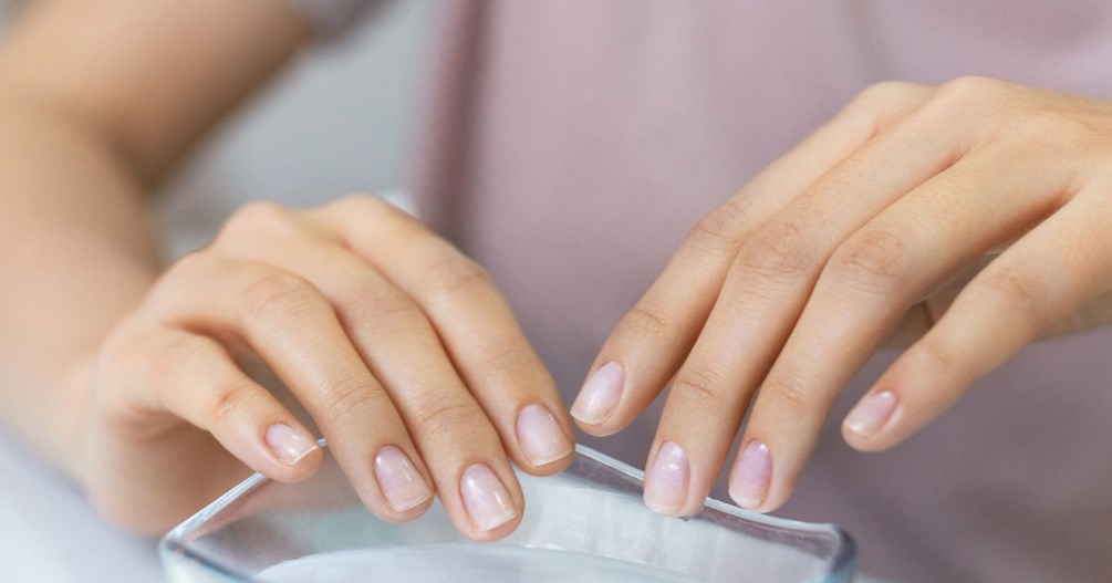 Αφαίρεσε εύκολα το κιτρίνισμα από τα νύχια με απλά υλικά