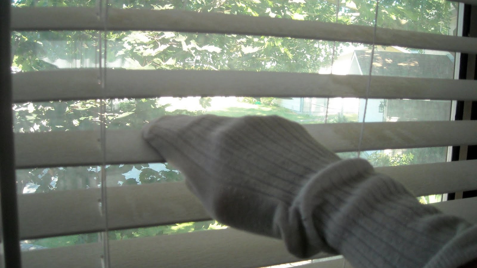 Καθάρισε εύκολα τα στόρια των παραθύρων με… ένα ζευγάρι κάλτσες