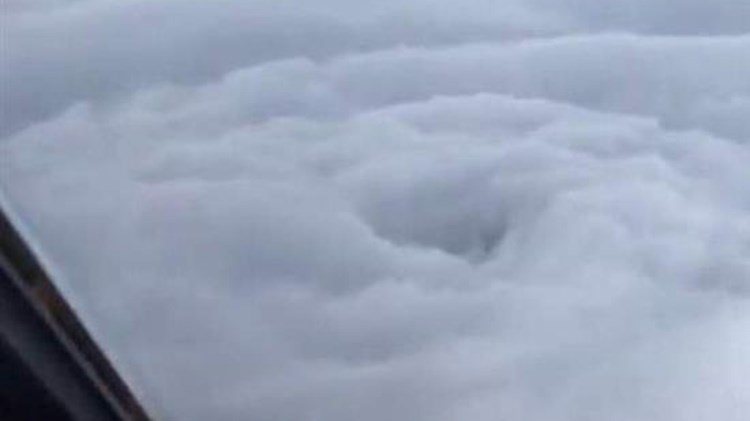 Συγκλονιστικές εικόνες – Κυνηγοί τυφώνων με αεροπλάνο μέσα στον κυκλώνα Ίρμα – ΒΙΝΤΕΟ