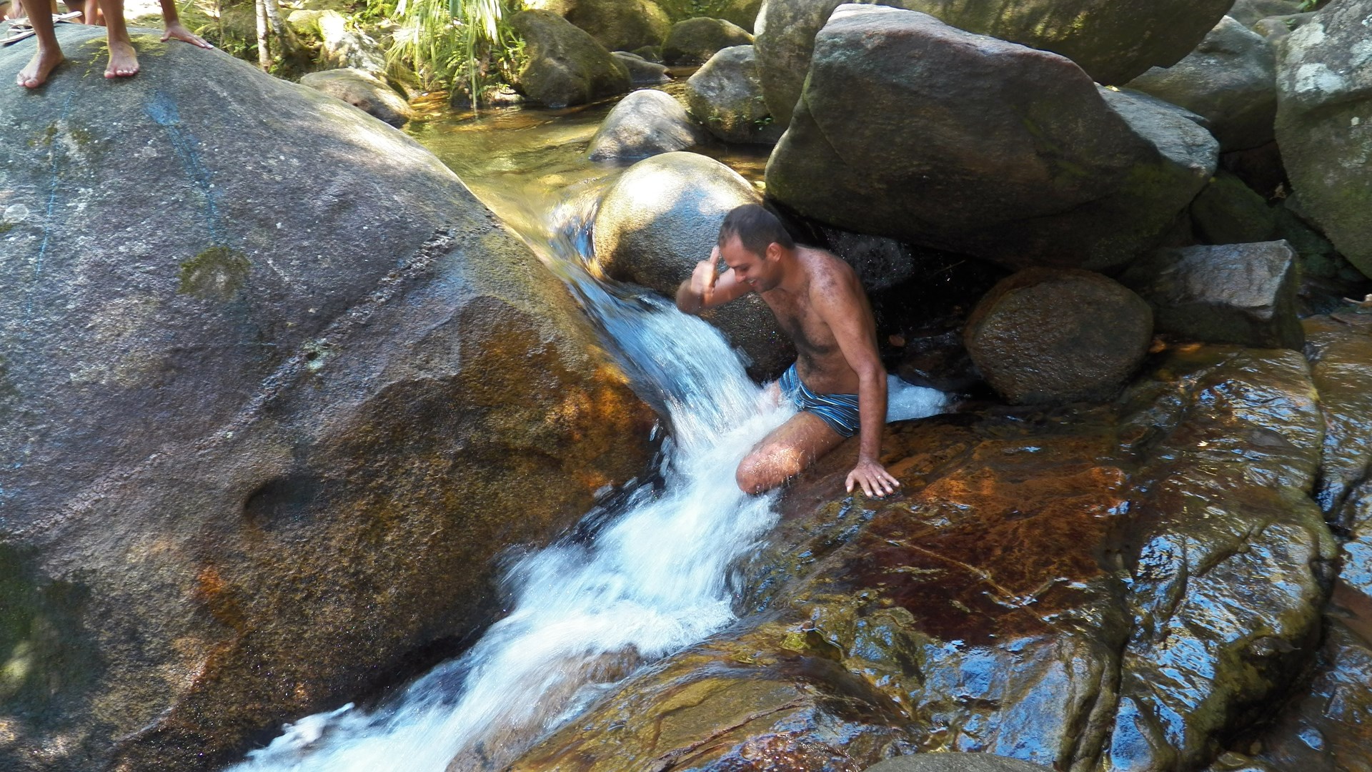 Βράχος “καταπίνει” τους επισκέπτες και τους μεταφέρει σε άλλο σημείο – ΦΩΤΟ – ΒΙΝΤΕΟ