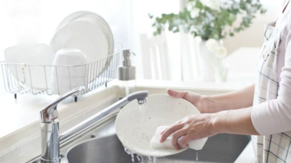 Μάθετε πώς να τα πλένετε τα πιάτα με λιγότερο νερό