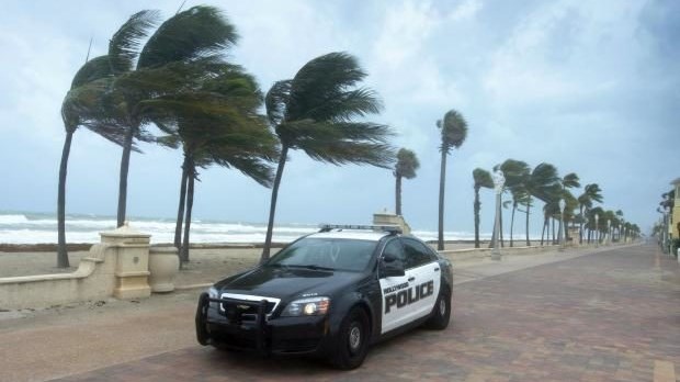 Ο κυκλώνας Ίρμα υποβαθμίστηκε αλλά συνεχίζει να σαρώνει την Φλόριντα