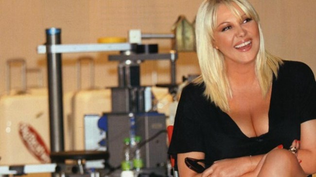 Η Ρούλα Κορομηλά… μόνο με την πετσέτα της – ΦΩΤΟ