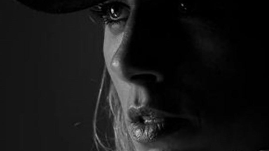 Η νέα καλλιτεχνική και αισθησιακή φωτογράφιση της Ντορέττας Παπαδημητρίου – ΦΩΤΟ