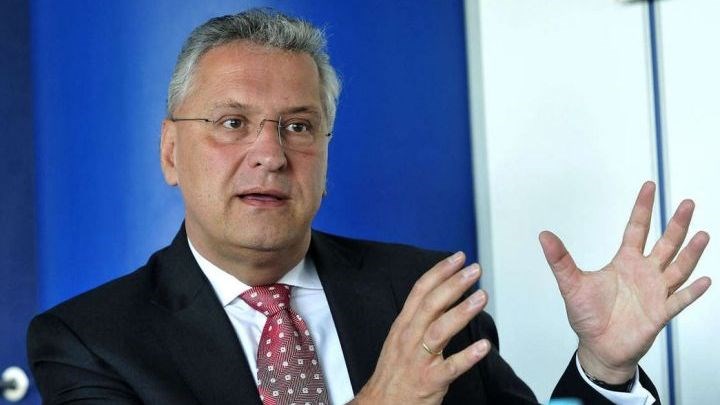 Προκαλεί ο υπουργός Εσωτερικών της Βαυαρίας: Η Ελλάδα δεν επιτρέπεται να είναι μέρος της Ζώνης του Σένγκεν