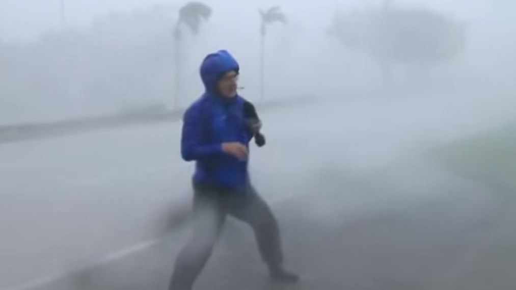 Ρεπόρτερ παρασύρεται από τον άνεμο ενώ μεταδίδει για τον κυκλώνα Ίρμα – ΒΙΝΤΕΟ