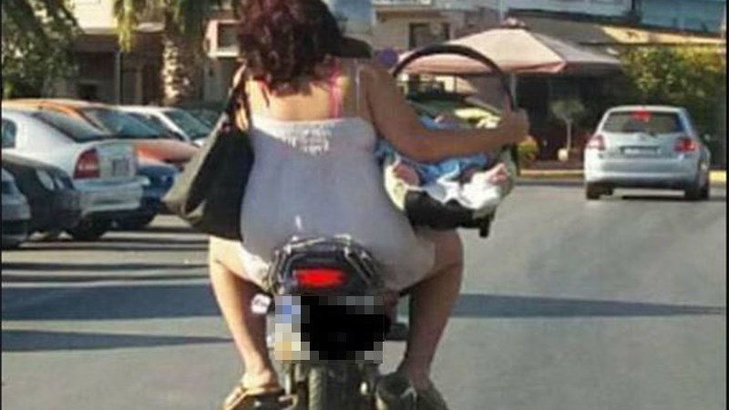 Η σοκαριστική φωτογραφία με τους ανεγκέφαλους γονείς που κάνει τον γύρο του διαδικτύου – ΦΩΤΟ