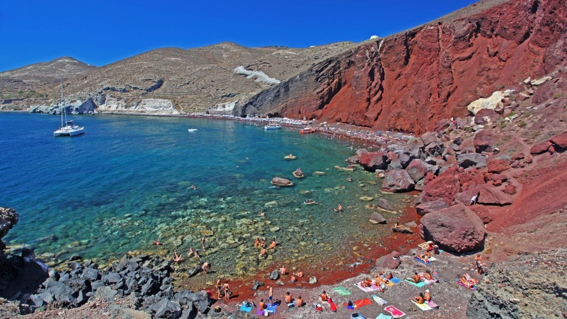 Το ΠΑΜΕ καταγγέλλει: Στις… παραλίες κοιμούνται οι εκπαιδευτικοί στη Σαντορίνη