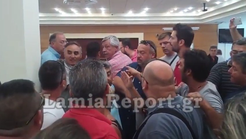 Ένταση και επεισόδια στο Δημοτικό Συμβούλιο της Λαμίας – ΒΙΝΤΕΟ