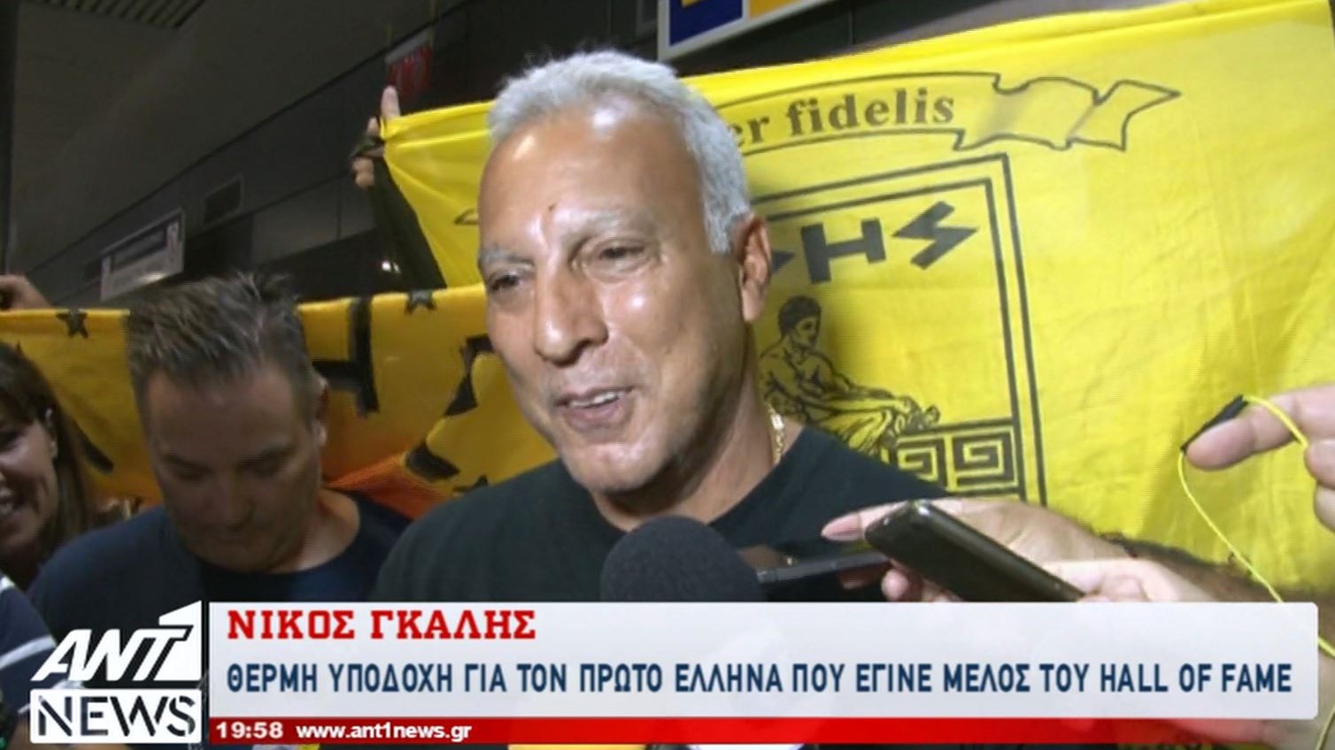 Επέστρεψε και αποθεώθηκε ο Νίκος Γκάλης – Το μήνυμά του στην Εθνική ομάδα μπάσκετ – ΒΙΝΤΕΟ