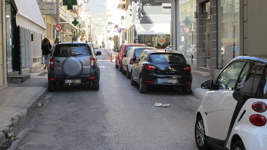 Στάθμευσε νόμιμα και… έκλεισε την κυκλοφορία σε κεντρικό δρόμο της Καλαμάτας