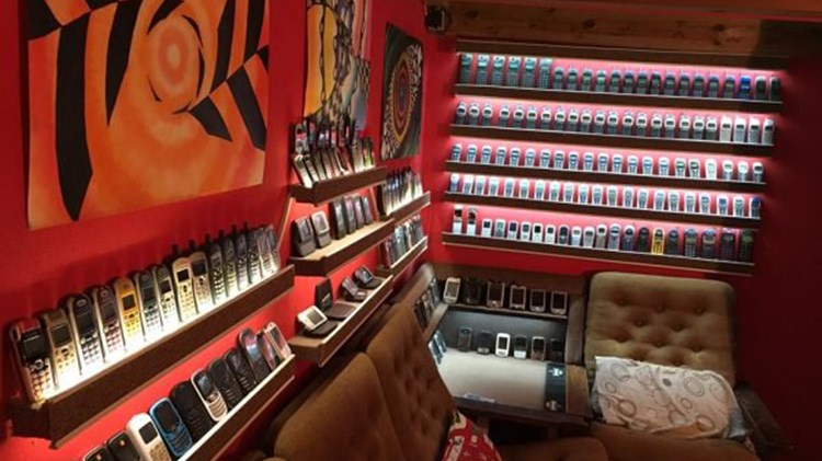 Δημιούργησε μουσείο vintage κινητών τηλεφώνων στη Σλοβακία – ΦΩΤΟ