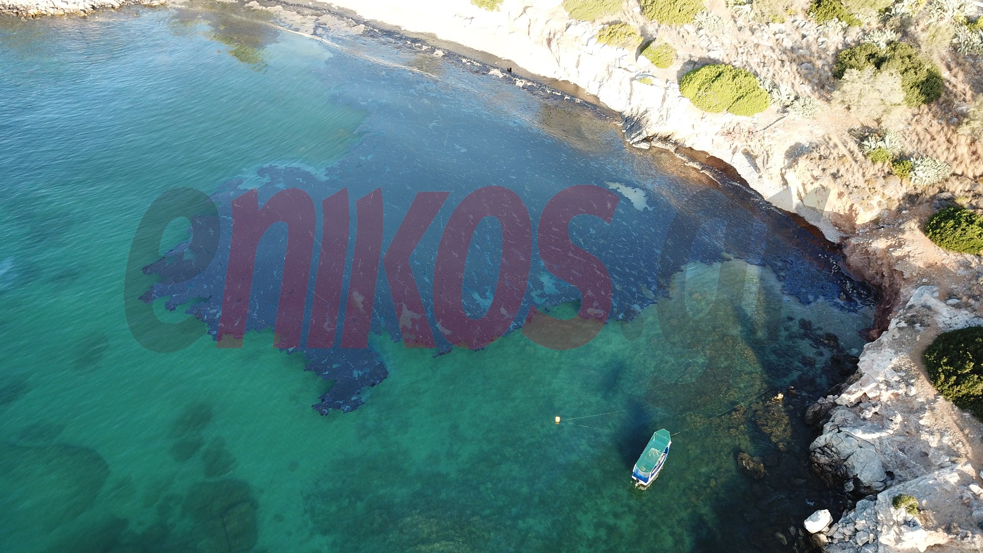 Συγκλονιστικές εικόνες από τη θαλάσσια ρύπανση που προκάλεσε το ναυάγιο του δεξαμενόπλοιου στη Σαλαμίνα – ΦΩΤΟ αναγνώστη