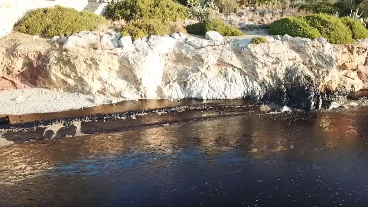 Σοκαριστικές εικόνες από την περιβαλλοντική ρύπανση στη Σαλαμίνα – ΒΙΝΤΕΟ