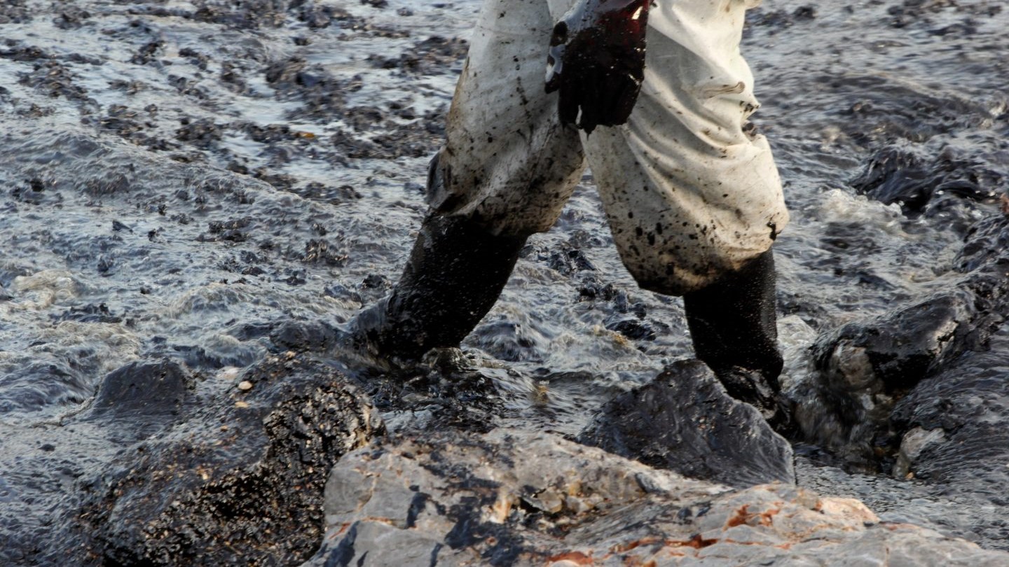 Μεγάλα κομμάτια της πετρελαιοκηλίδας παρασύρθηκαν ανοιχτά της Πειραϊκής