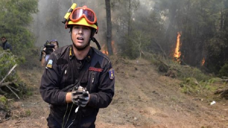 Καταγγελία – σοκ για τον πυροσβέστη που έγινε viral κατά τη διάρκεια της μεγάλης πυρκαγιάς στην Ανατολική Αττική