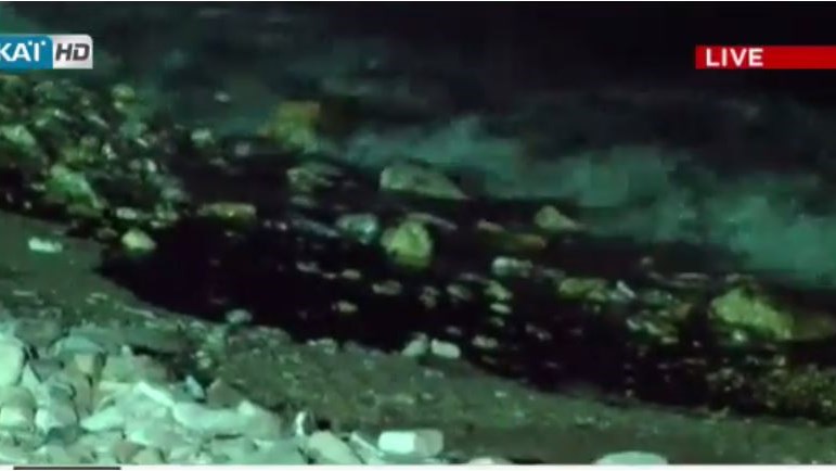 Εικόνες οικολογικής καταστροφής στη Σαλαμίνα – Έφτασε στον Πειραιά η πετρελαιοκηλίδα – ΒΙΝΤΕΟ