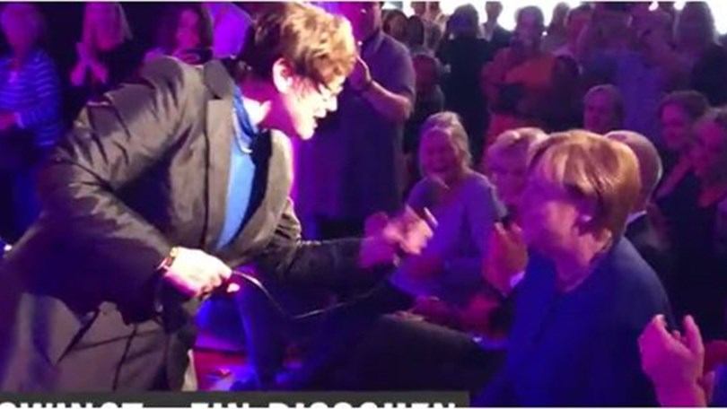 Η Μέρκελ σε… τρελά κέφια – Τραγουδάει σε προεκλογική εκδήλωση – ΒΙΝΤΕΟ