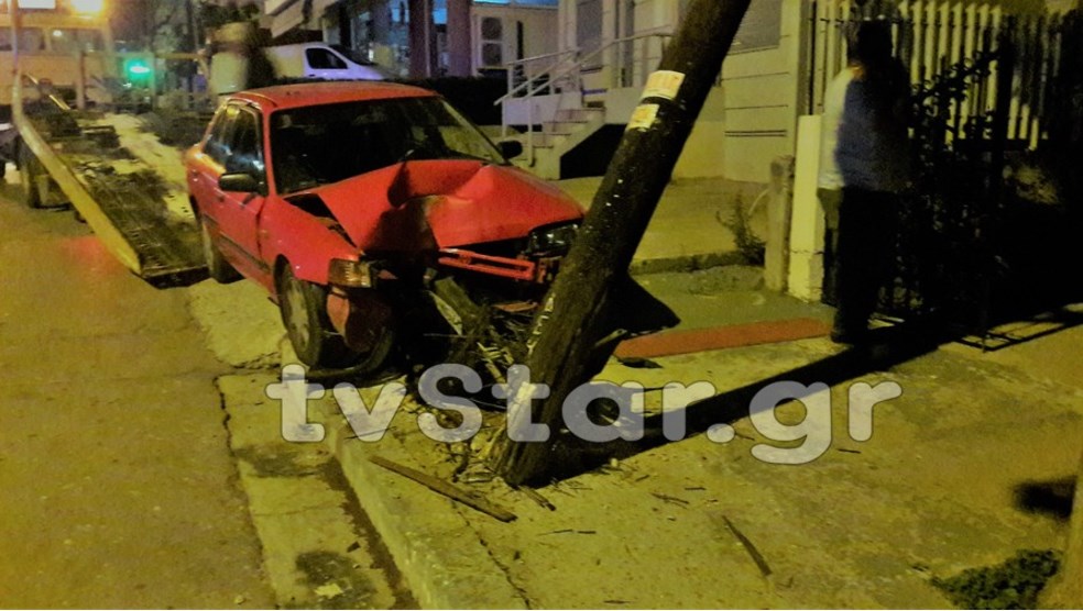 Λαμία: Αυτοκίνητο ξερίζωσε κολόνα της ΔΕΗ – ΦΩΤΟ