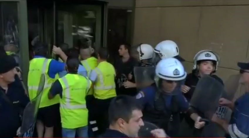 Οι πρώτες εικόνες από την ένταση μεταξύ μεταλλωρύχων και ΜΑΤ στο υπουργείο Ανάπτυξης – ΒΙΝΤΕΟ