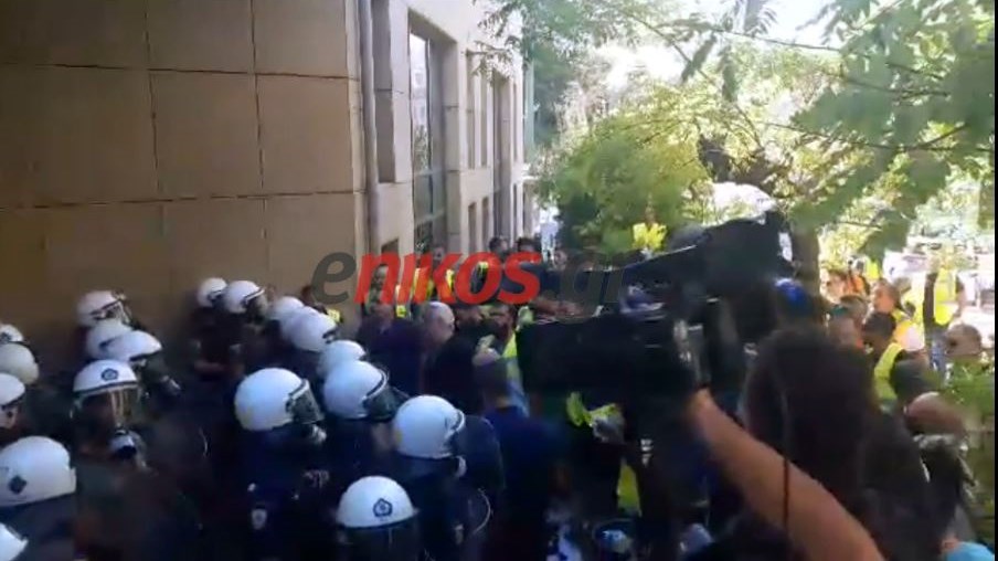 Τα συνθήματα των μεταλλωρύχων έξω από το υπουργείο Ανάπτυξης – ΒΙΝΤΕΟ