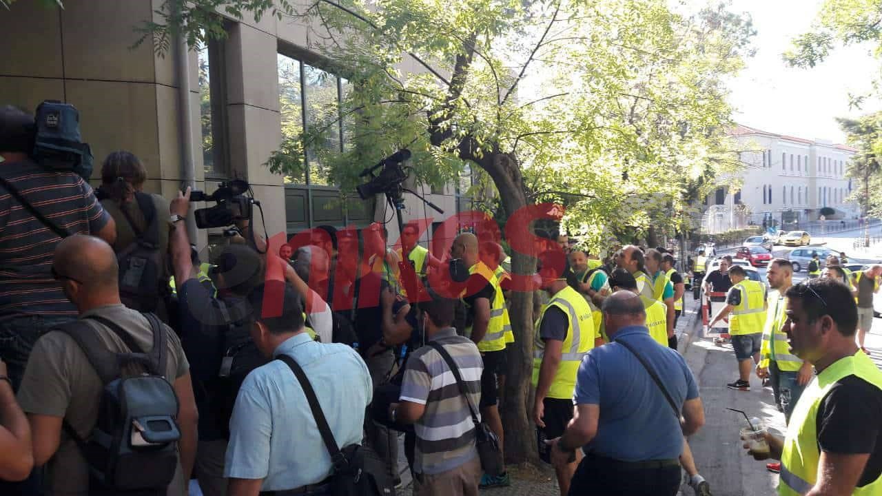 Οι μεταλλωρύχοι έξω από το υπουργείο Ανάπτυξης – ΦΩΤΟ αναγνώστη