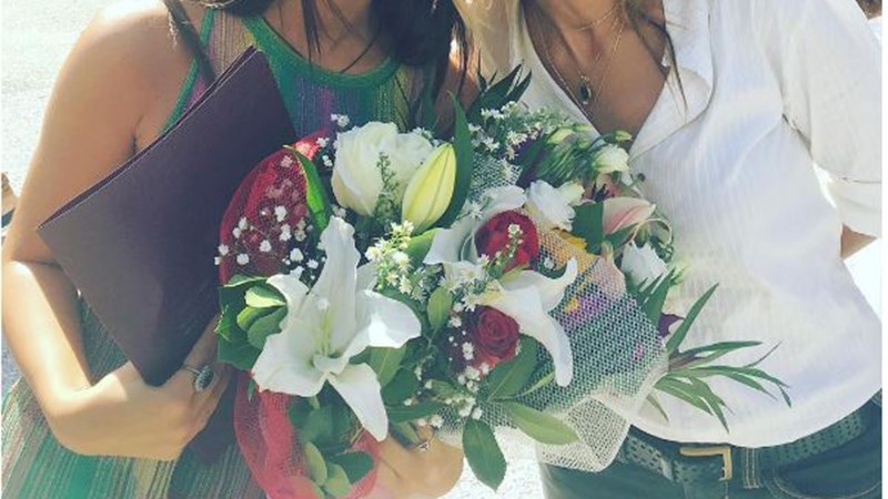 Πασίγνωστη τραγουδίστρια στην ορκωμοσία της κόρης της – ΦΩΤΟ