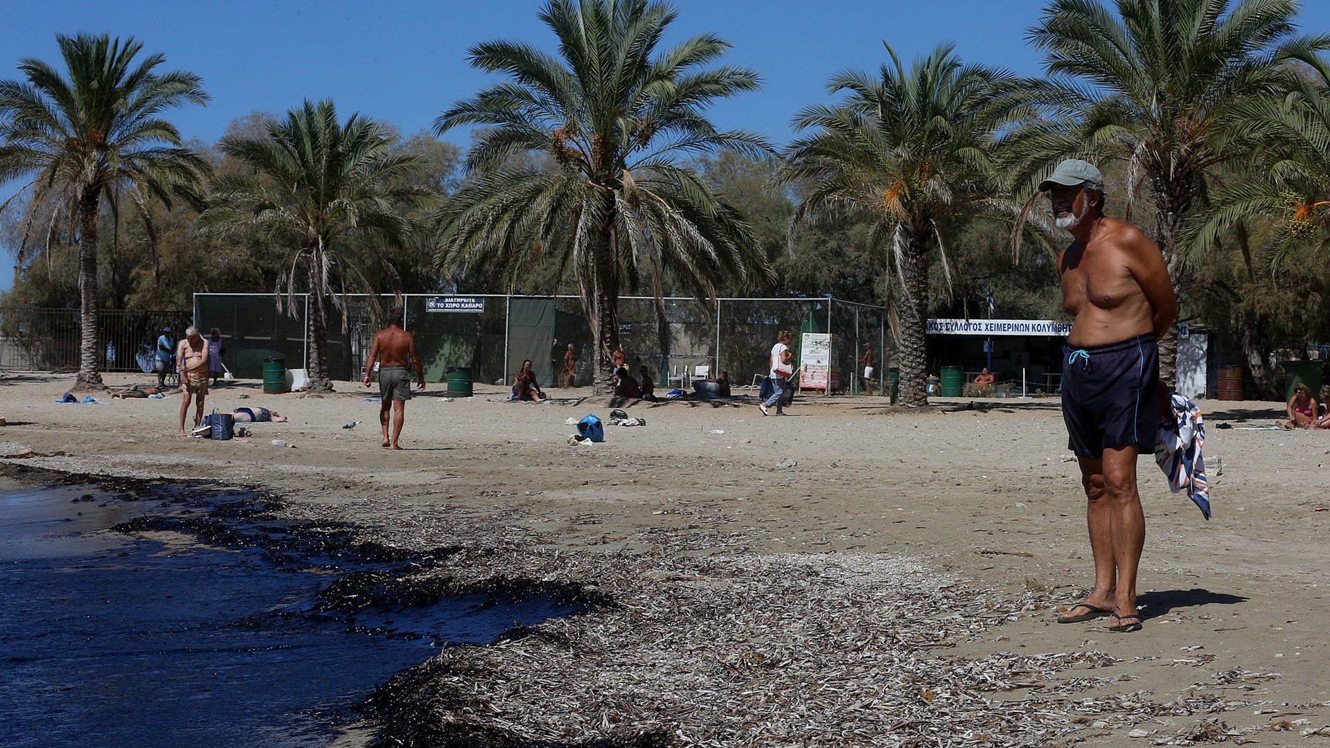 Ανεξέλεγκτη η κατάσταση: “Μαύρισαν” οι παραλίες του Αγίου Κοσμά, του Ελληνικού και της Γλυφάδας – ΦΩΤΟ