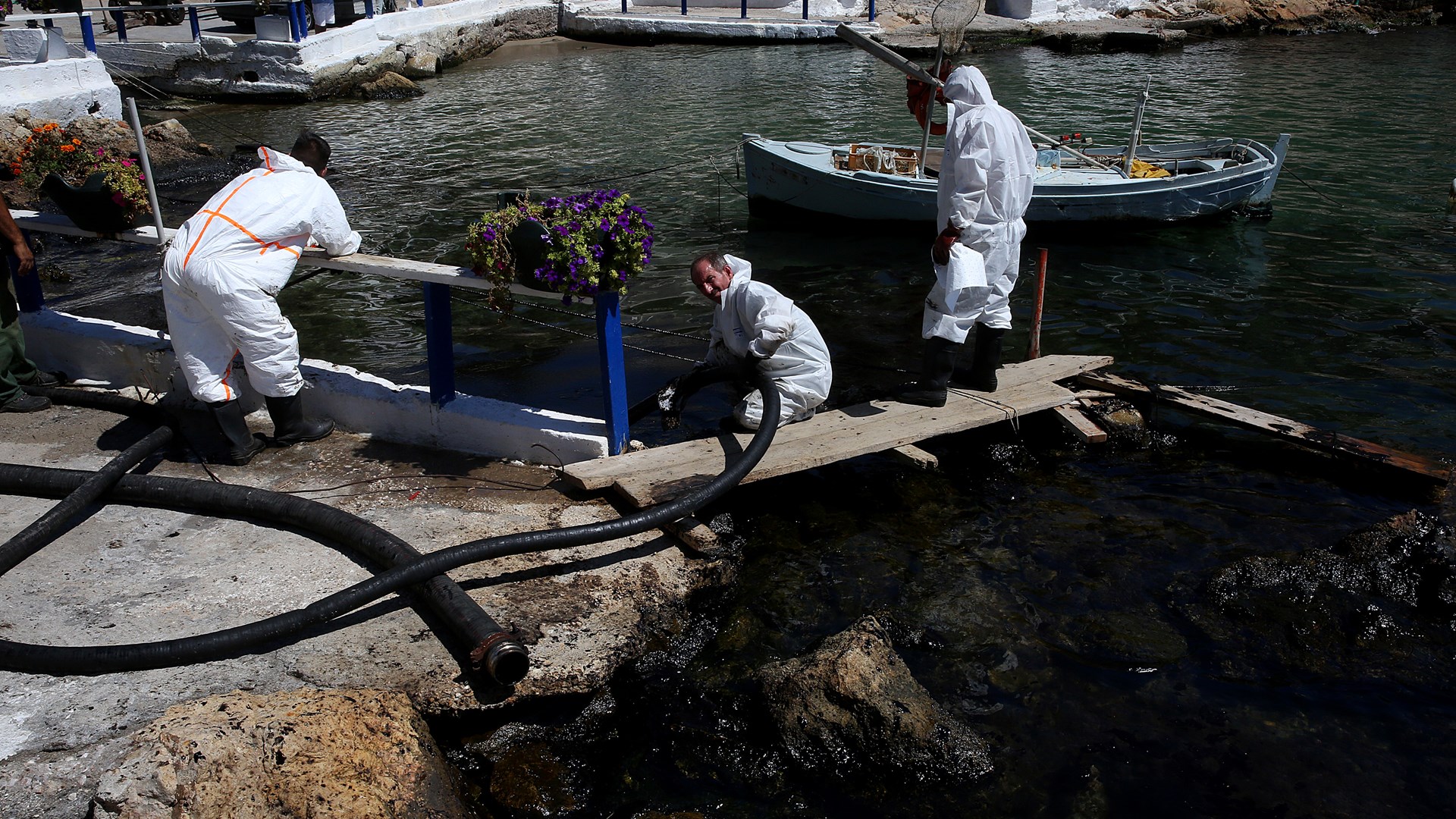 ΝΔ: Αίτημα για έκτακτη σύγκλιση της Επιτροπής Περιβάλλοντος για την πετρελαιοκηλίδα στο Σαρωνικό