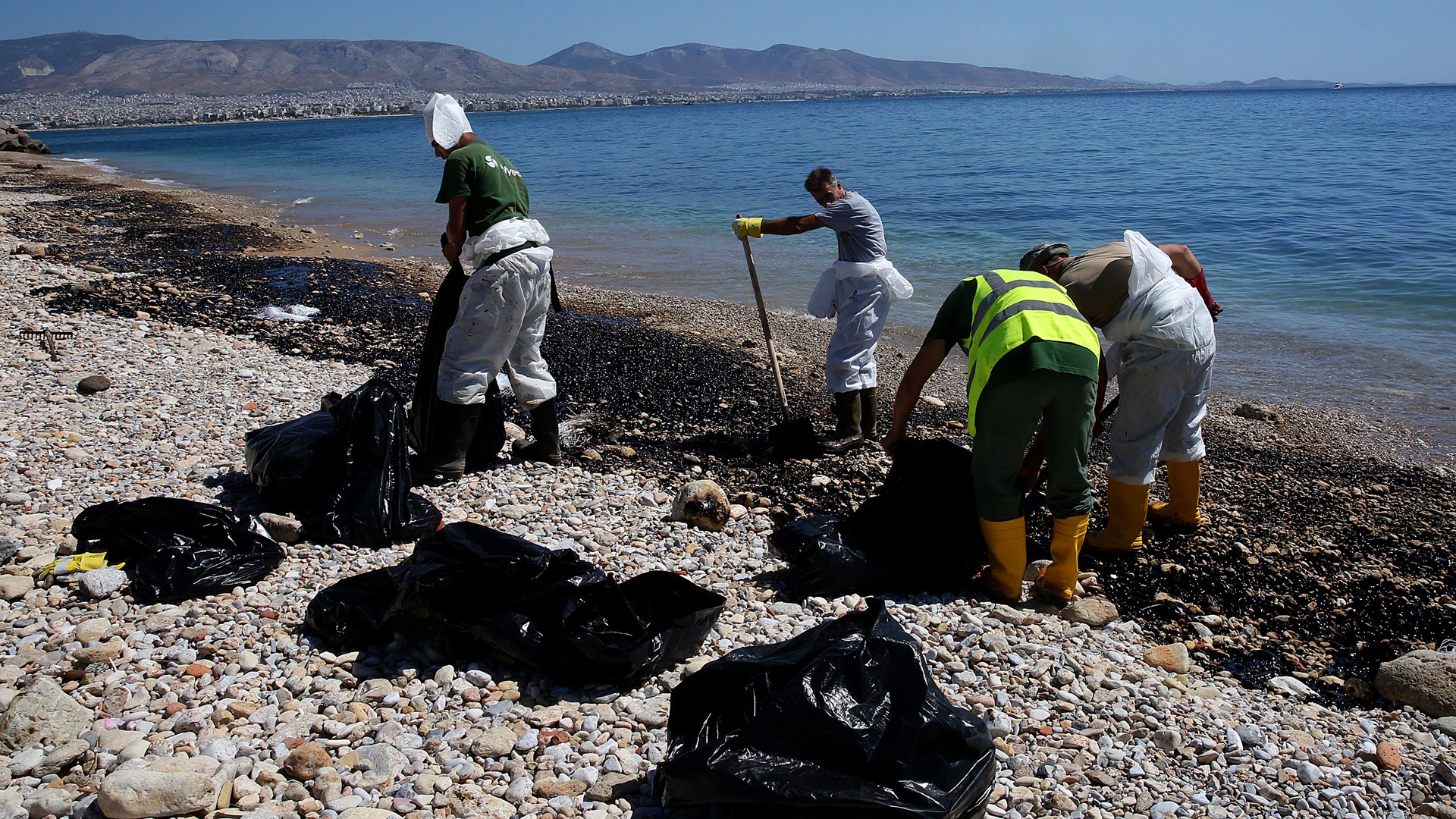 Συνεργεία καθαρίζουν τις ακτές στην παραλιακή και στη Σαλαμίνα – ΦΩΤΟ