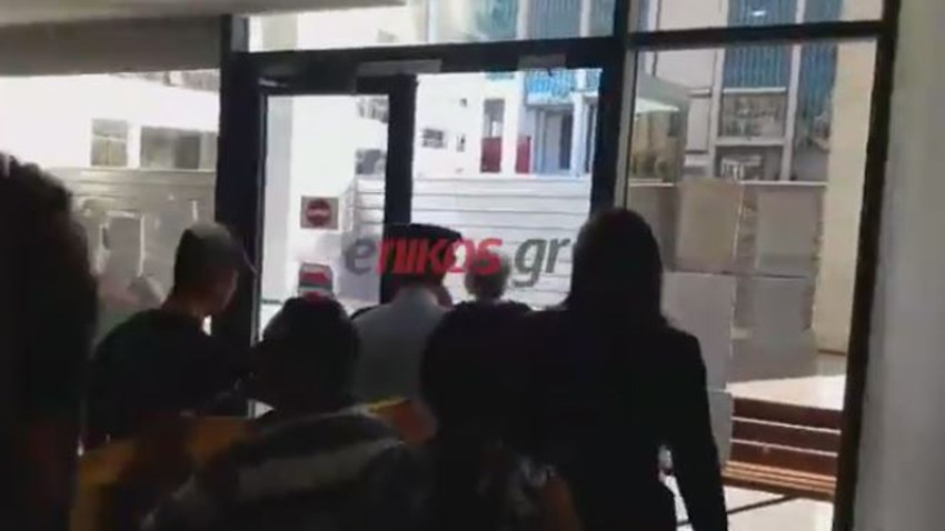 Έβγαλαν συμβολαιογράφους έξω από το Ειρηνοδικείο Αθηνών – ΒΙΝΤΕΟ