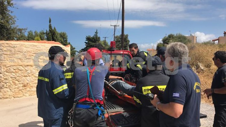 Διακομίστηκε στο νοσοκομείο πάνω στην καρότσα του πυροσβεστικού – ΒΙΝΤΕΟ – ΦΩΤΟ