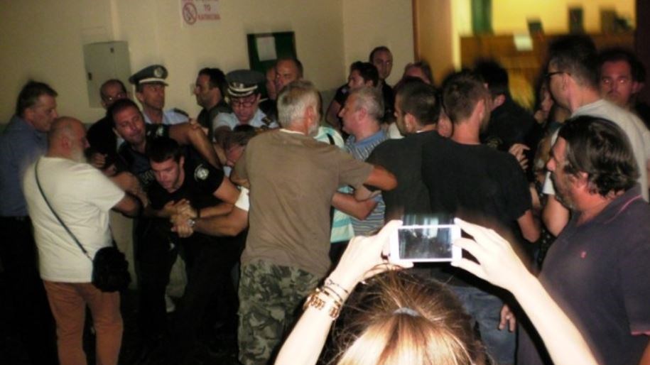 Ένταση στο Ειρηνοδικείο της Λάρισας για τους πλειστηριασμούς – ΦΩΤΟ