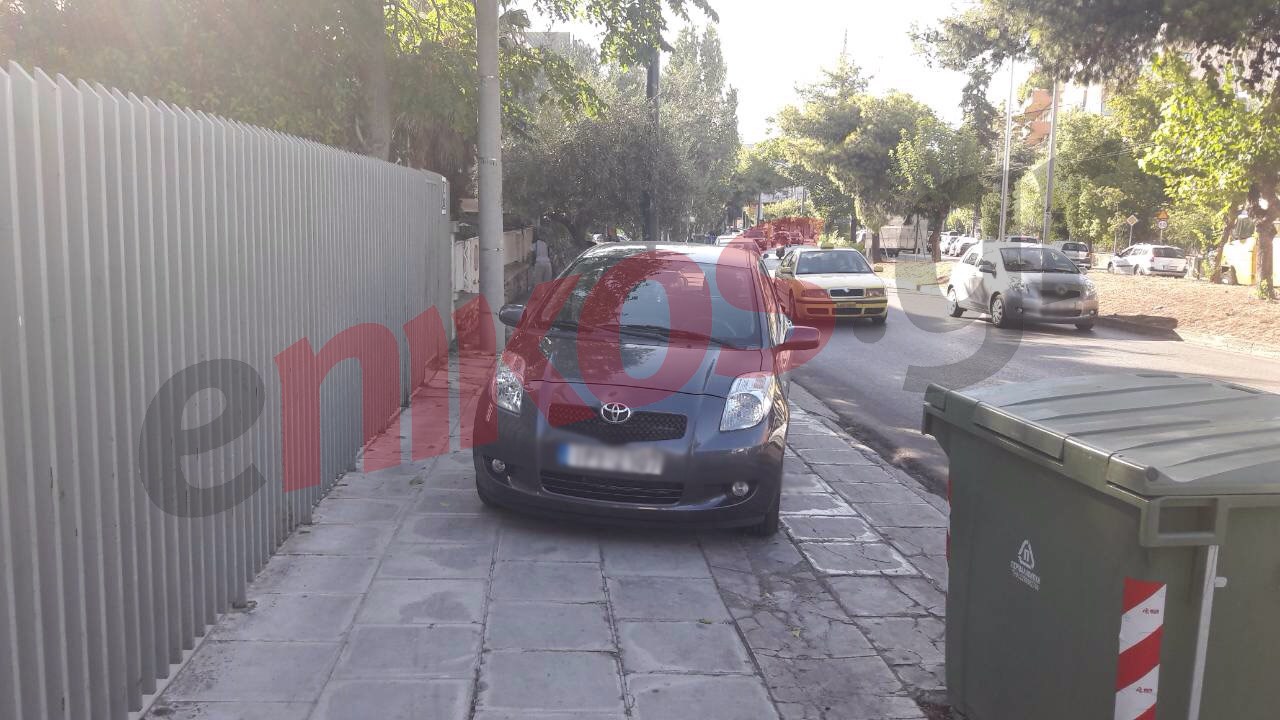 Έχουν κάνει τα πεζοδρόμια… πάρκινγκ – ΦΩΤΟ αναγνώστη