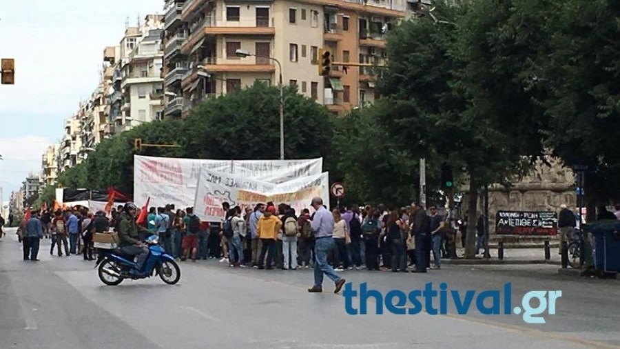 Εισβολή αντιεξουσιαστών στο περίπτερο του ελληνοτουρκικού επιμελητηρίου της ΔΕΘ – ΤΩΡΑ