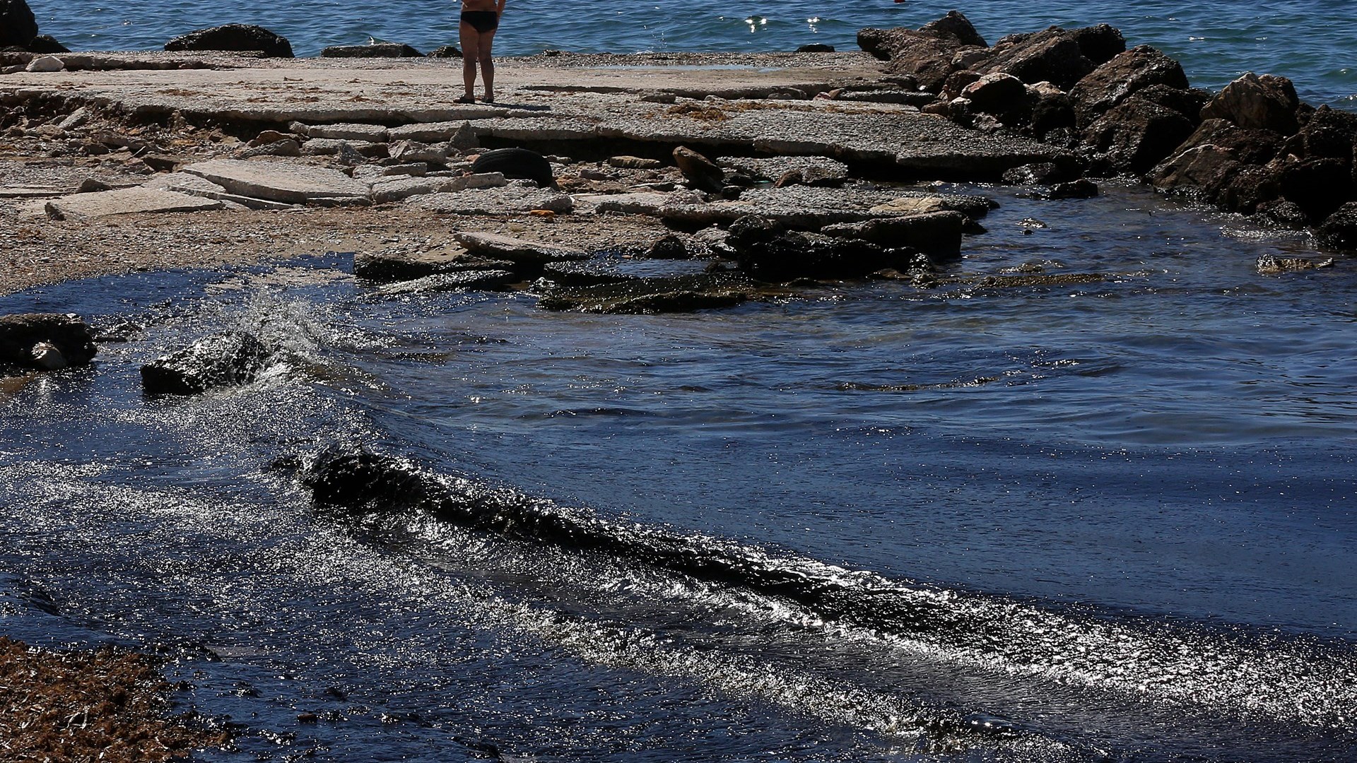 Σε εξέλιξη η διαδικασία απάντλησης των καυσίμων από το βυθισμένο δεξαμενόπλοιο